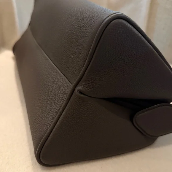 Elegant Brown Khaite Leather Shoulder Bag - Picture 13 of 13